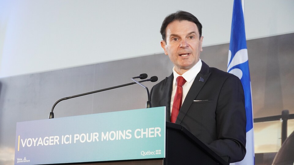 François Bonnardel lors d'une conférence de presse à Mont-Joli le 19 avril 2022.