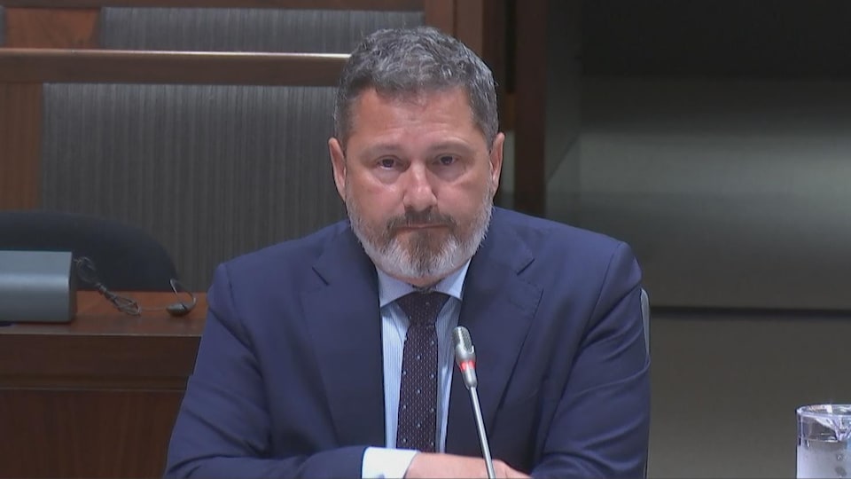 François Daigle écoute les questions des membres du Comité.