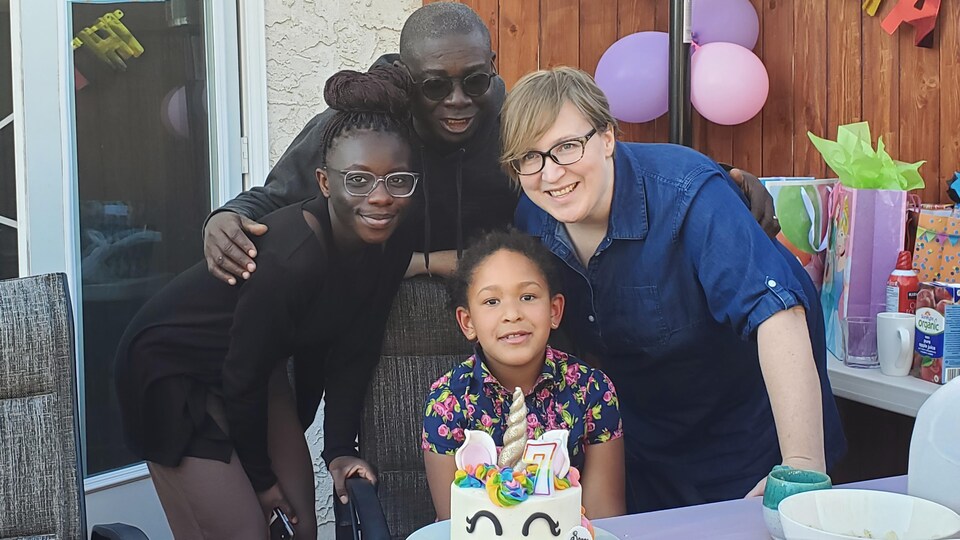 Un homme entouré de proches à l'occasion d'un anniversaire.