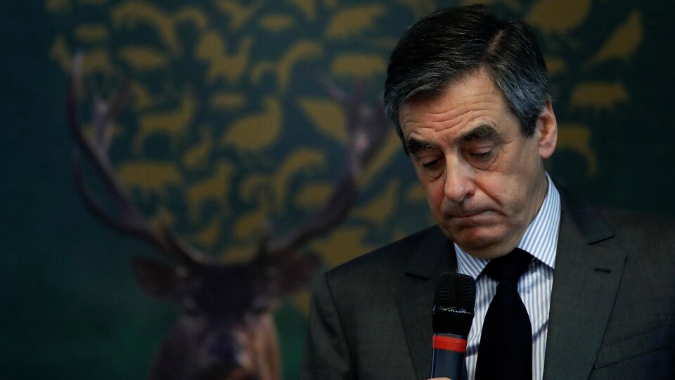 François Fillon prononce un discours lors de l'Assemblée générale de la Fédération nationale des chasseurs à Paris, le 14 mars 2017.
