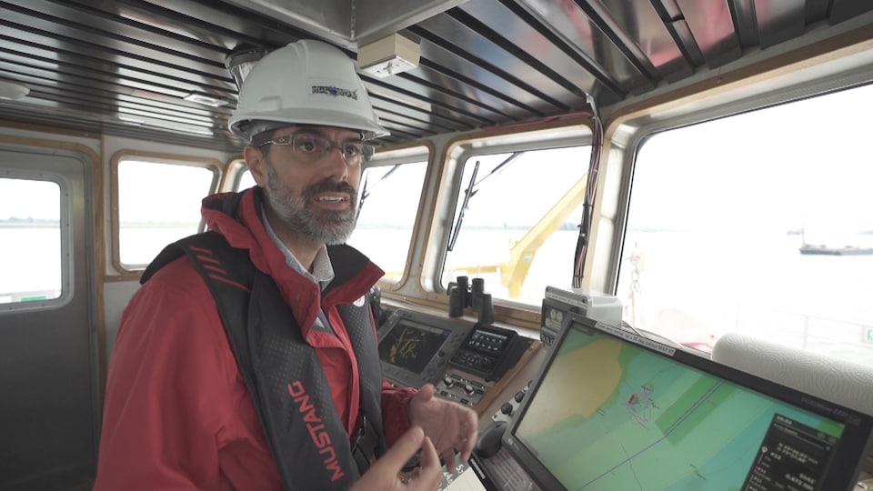 François Guillemette est dans la cabine de pilotage d'un bateau.