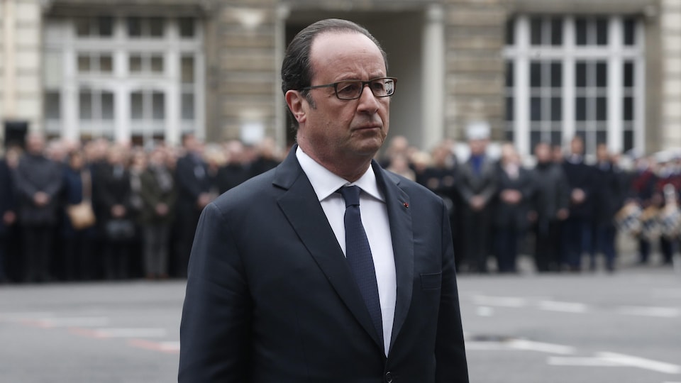 Le président français, François Hollande, participe à la cérémonie en hommage au policier Xavier Jugelé, tué en fonction sur les Champs-Élysées le 20 avril.