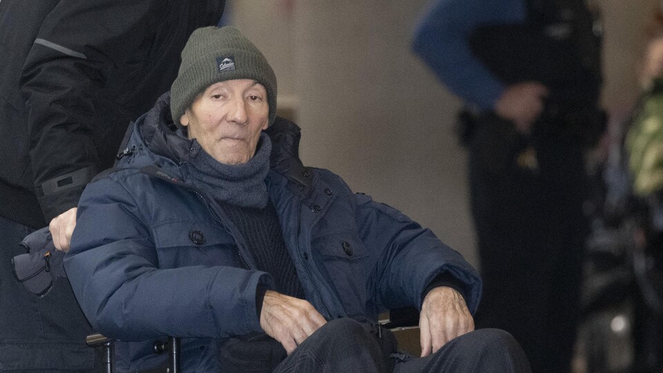 Plan moyen de Lamarre dans un fauteuil roulant.