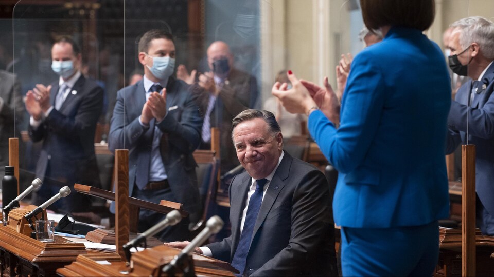 Le premier ministre Legault applaudi par ses pairs au Salon bleu.