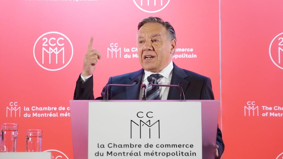 François Legault prononçant un discours.