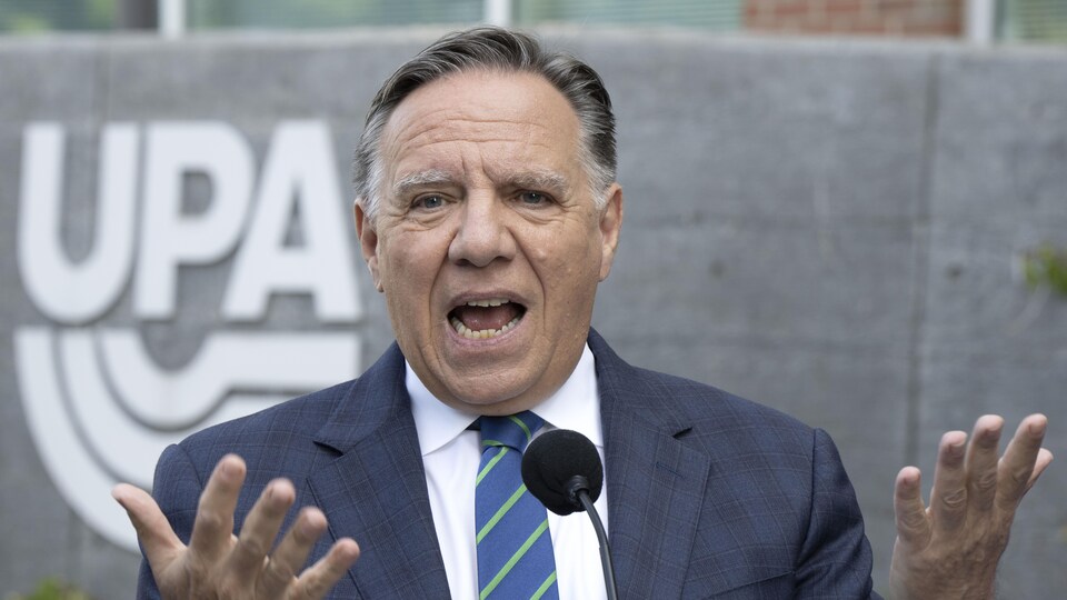 François Legault en point de presse devant le siège de l'UPA.
