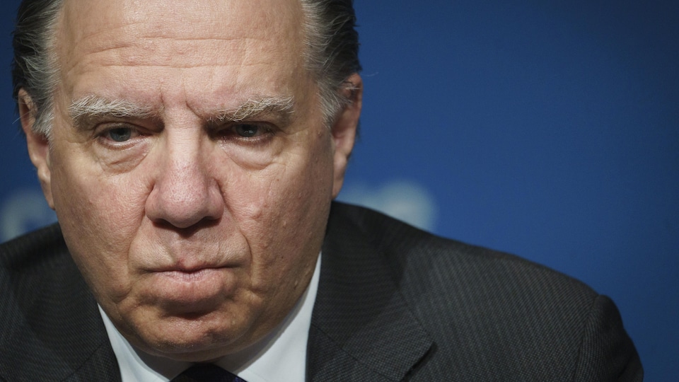 Gros plan de François Legault en conférence de presse
