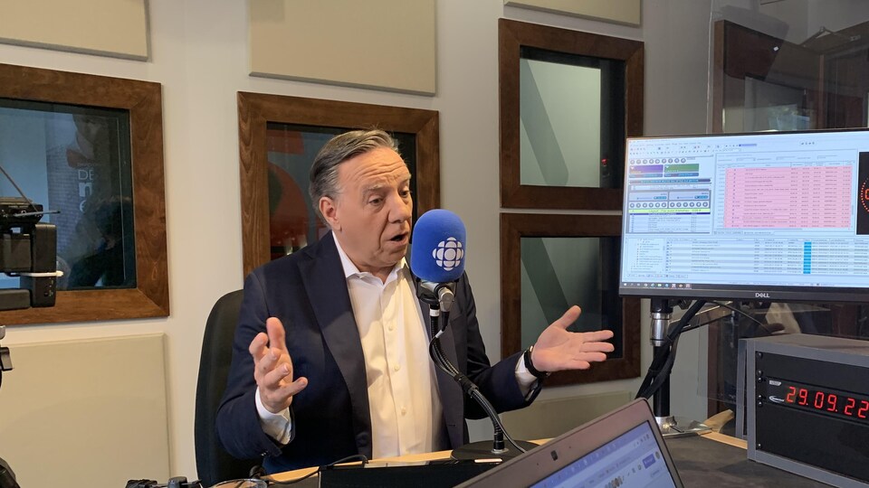 François Legault parle au micro de Radio-Canada à Rouyn-Noranda.