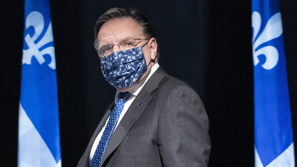 Francois Legault lors de son arrivée au point de presse, le visage couvert d'un masque.