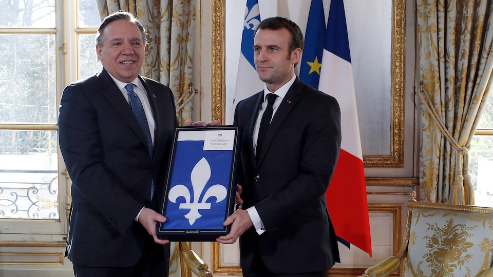FranÃ§ois Legault a remis au prÃ©sident franÃ§ais Emmanuel Macron un drapeau du QuÃ©bec Ã  l'occasion de sa visite au palais de l'ÃlysÃ©e Ã  Paris.