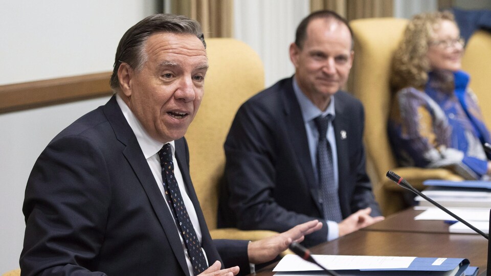 Le premier ministre du Québec, François Legault, a présidé son premier conseil des ministres le 18 octobre 2018. Il est accompagné à droite du ministre des Finances, Éric Girard, et de la ministre responsable des Aînés et des Proches aidants, Marguerite Blais.