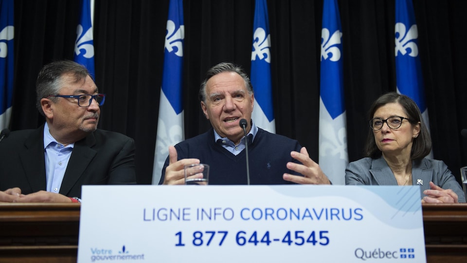 François Legault, Horacio Arruda et Danielle McCann s'adressent aux médias en conférence de presse. 