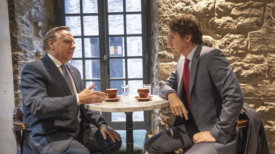 François Legault et Justin Trudeau discutent autour d'un café.