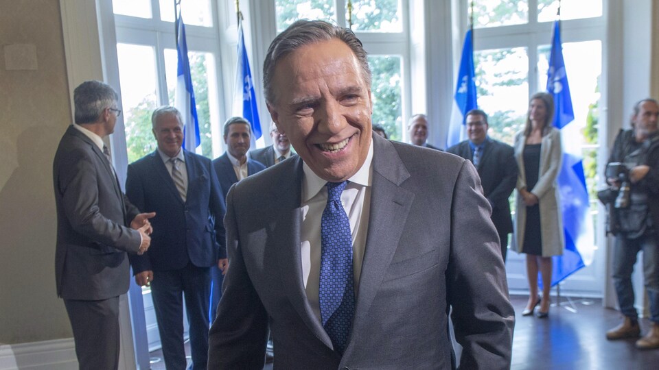 Le premier ministre désigné François Legault quitte une conférence de presse à laquelle les médias étaient conviés au lendemain des élections générales du Québec.