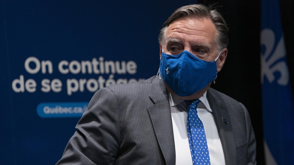 Le premier ministre du Québec, François Legault, portant un masque.