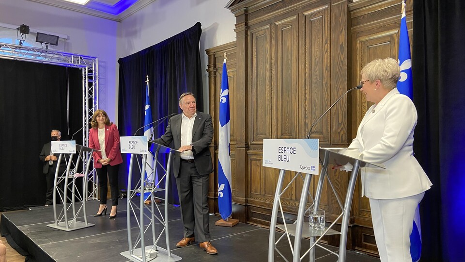 Nathalie Roy, François Legault et Suzanne Blais lors d'une conférence de presse 
