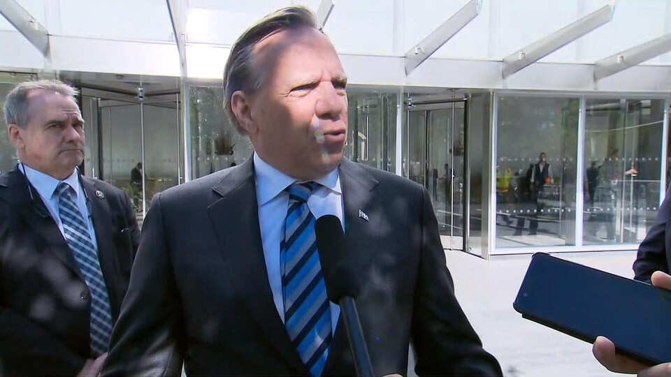 François Legault, à l'extérieur, s'adressant aux journalistes.