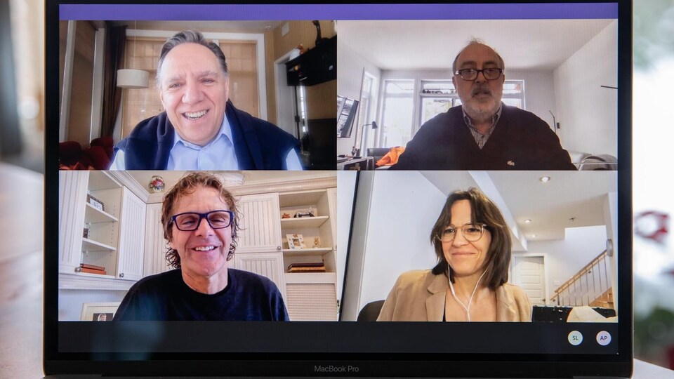Quatre personnes participent à un appel par vidéoconférence, soit François Legault, Pierre Lavoie, Isabelle Charest et Germain Thibault.
