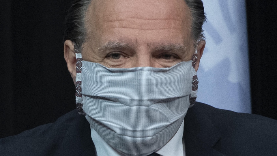 François Legault porte un masque.