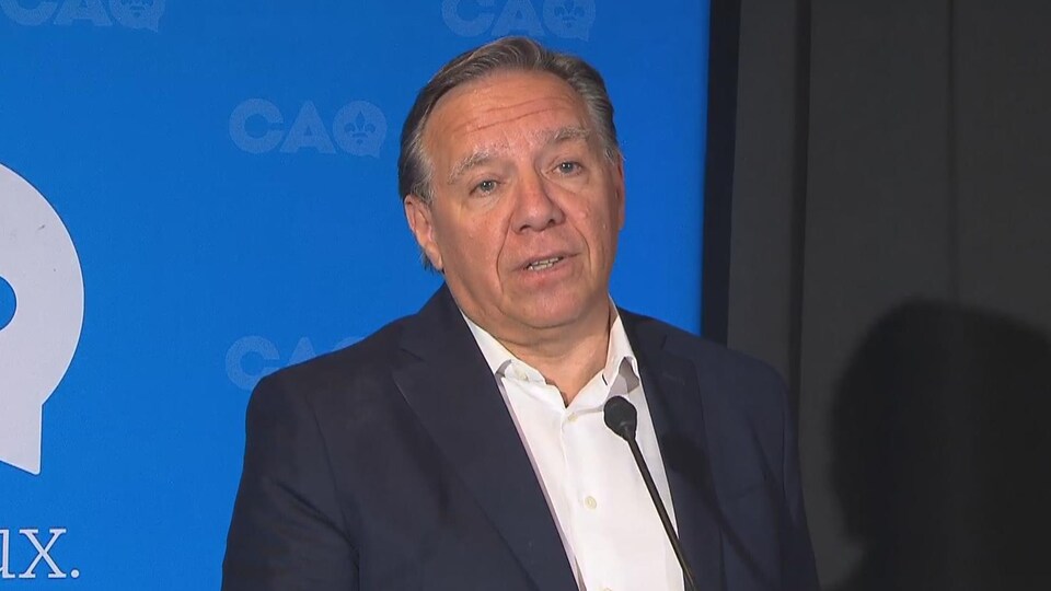 François Legault répond à une question en point de presse.
