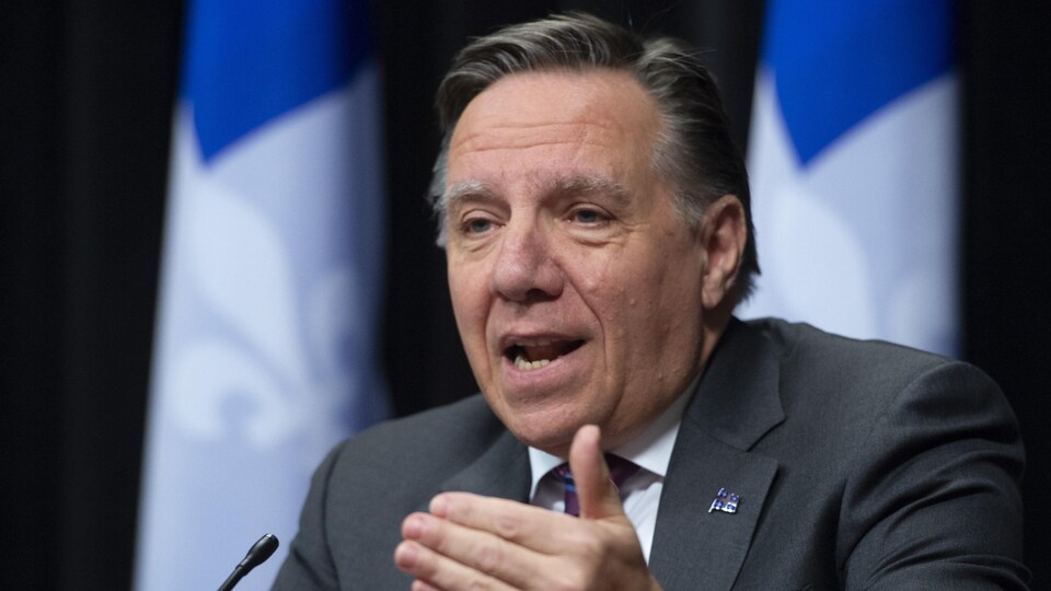 François Legault répond aux questions de journalistes lors d'une conférence de presse.