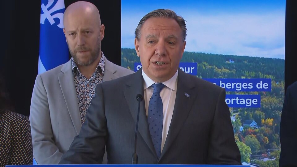 François Legault s'adresse aux journalistes.