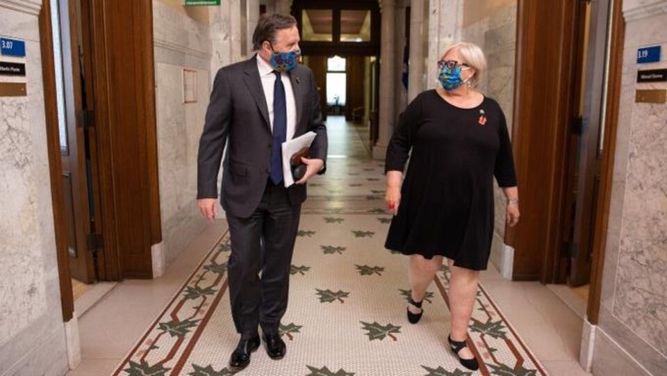 Le premier ministre François Legault en compagnie de la ministre responsable des Affaires autochtones Sylvie d'Amours.