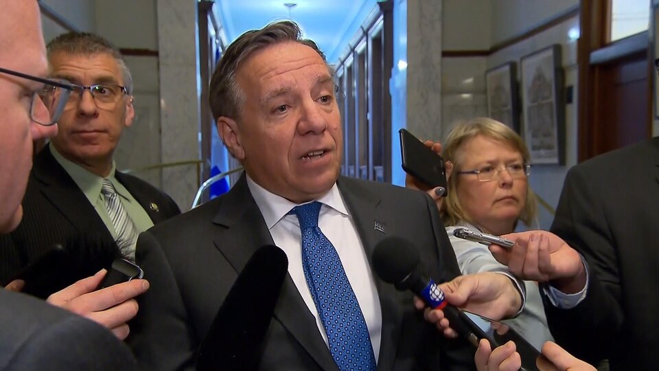 Le premier ministre, François Legault, s’adressant aux médias.