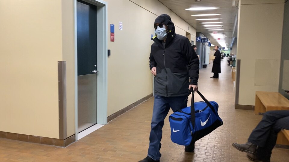 L'homme de 39 ans porte un sac de sport et a camouflé son visage.