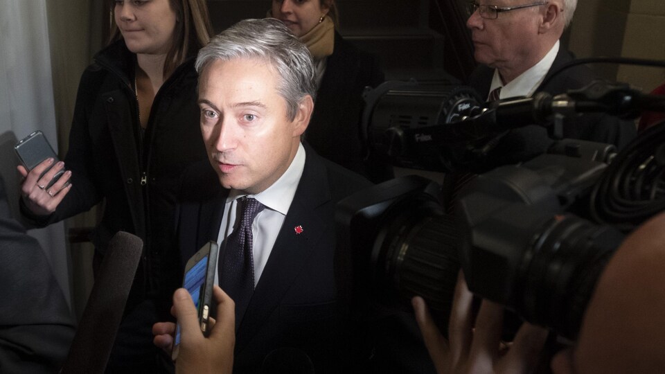 Le ministre Champagne en point de presse.