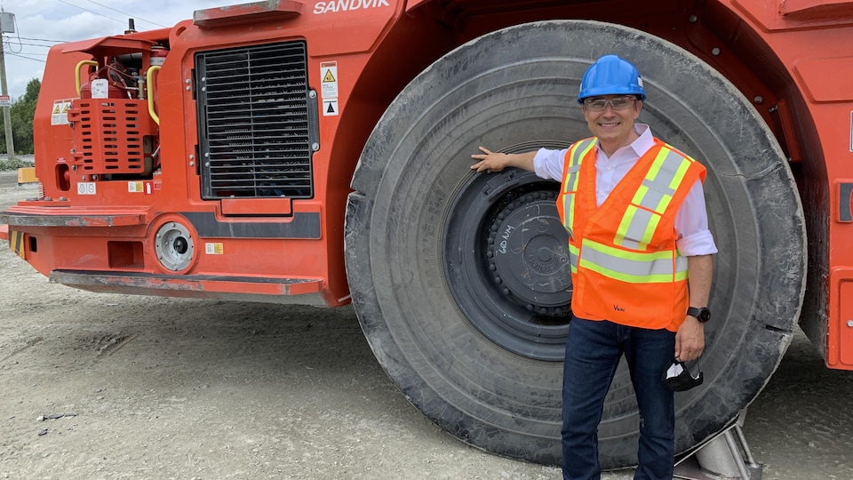François-Philippe Champagne pose devant un camion minier.