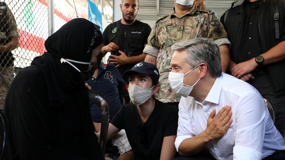 François-Philippe Champagne, la main sur le cœur, devant une victime de l'explosion.
