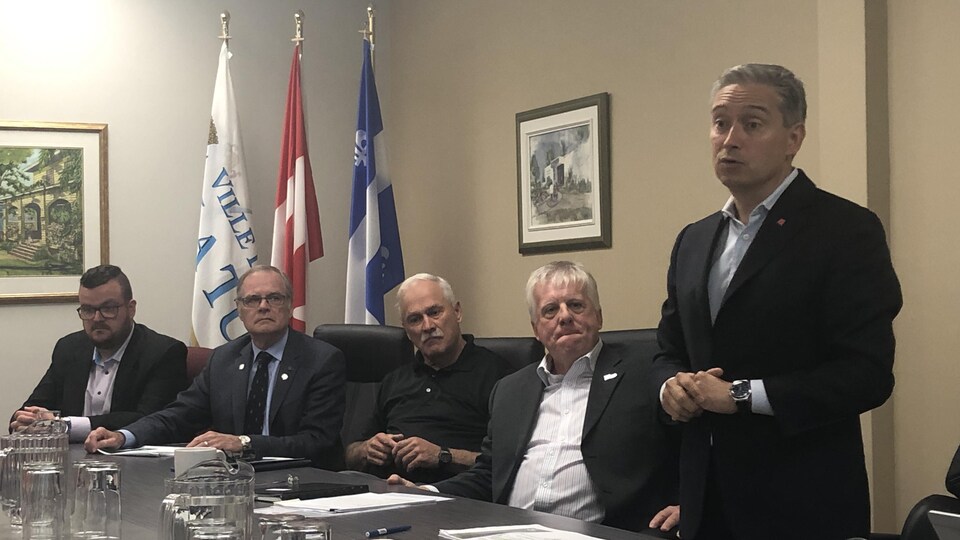 François-Philippe Champagne en compagnie du maire de La Tuque en conférence de presse.