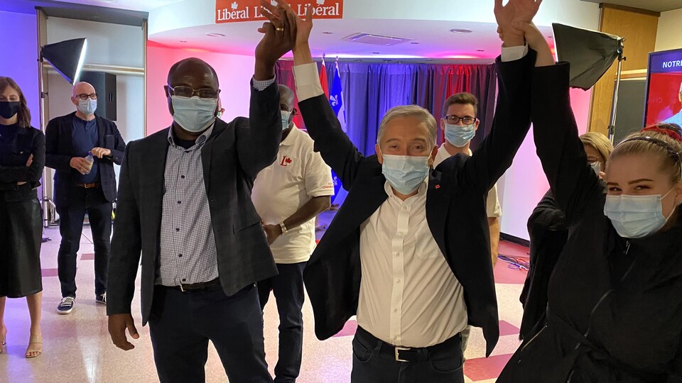 François-Philippe Champagne avec les bras en l'air après sa victoire.