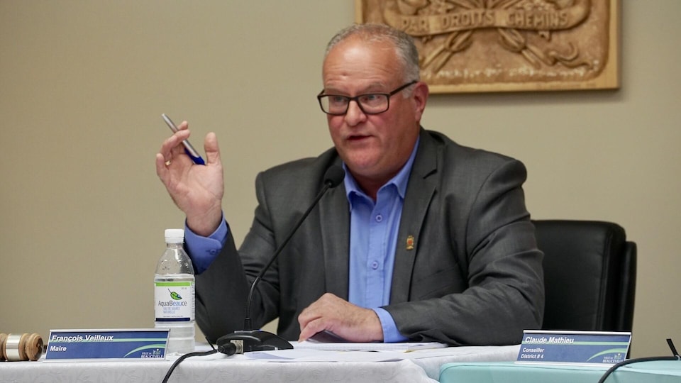 François Veilleux, maire de Beauceville, lors d'une séance du conseil municipal le 12 août 2019.
