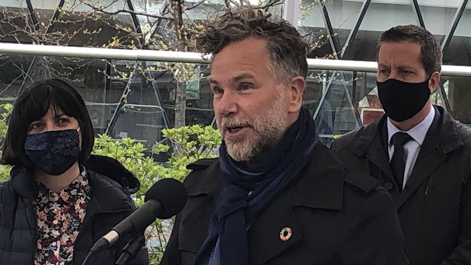 Le maire Croteau en point de presse.