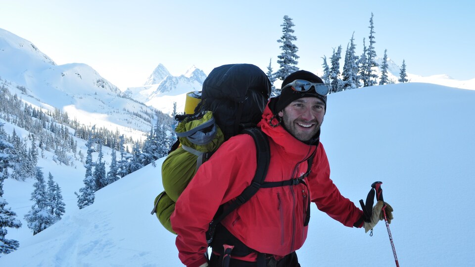 François-Xavier Gagnon au sommet d'une montagne enneigée