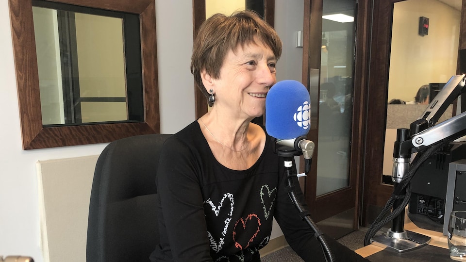 Françoise David en entrevue dans nos studios radio de Rouyn-Noranda.