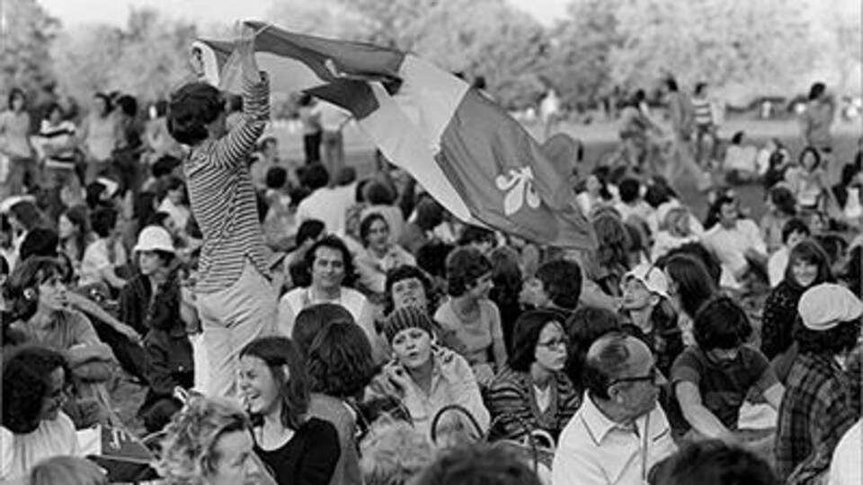 Des gens célébrent la St-Jean-Baptiste