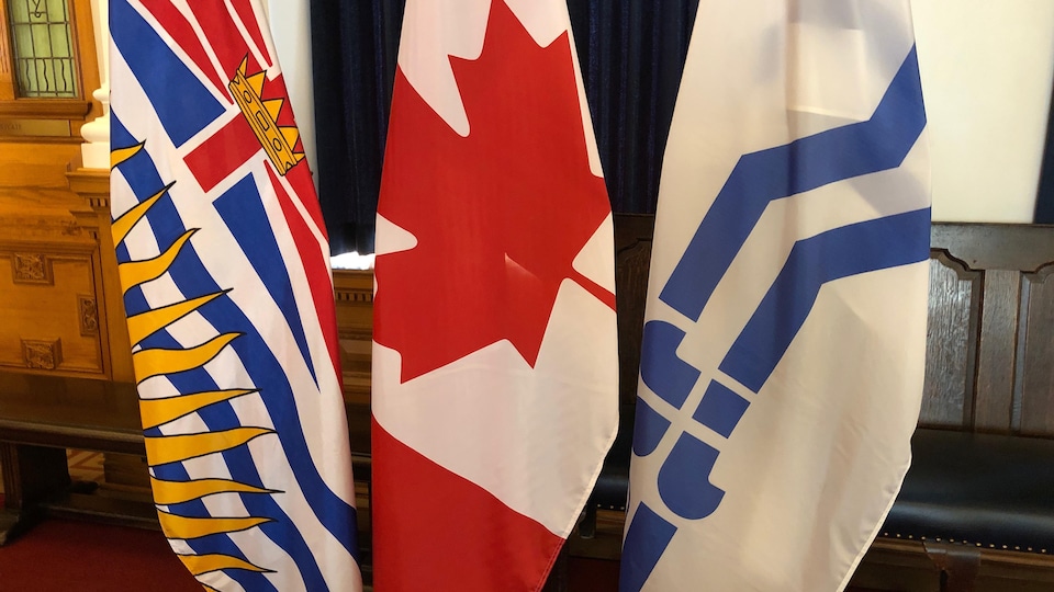 Les trois drapeaux pendent dans le hall d'honneur de l'Assemblée législative de la Colombie-Britannique.