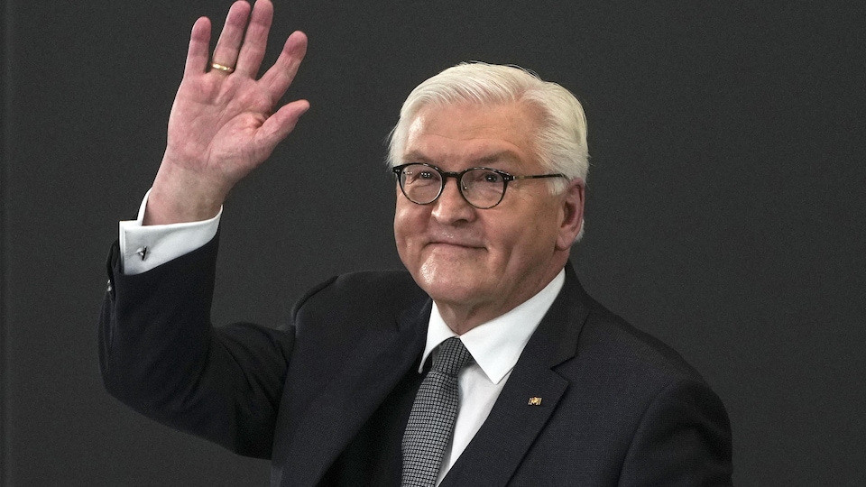 Frank-Walter Steinmeier raised his arm.
