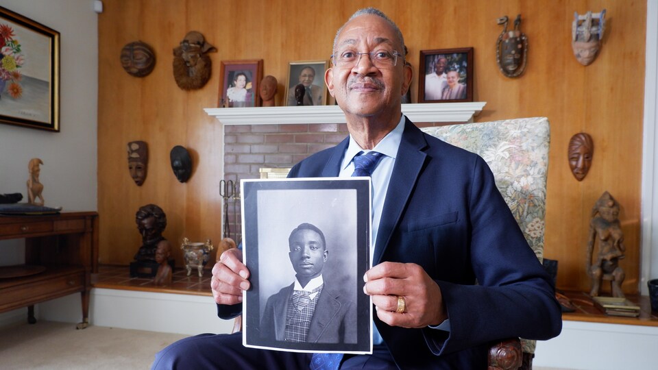 L'historien John Franklin présente une photo de son grand-père. 