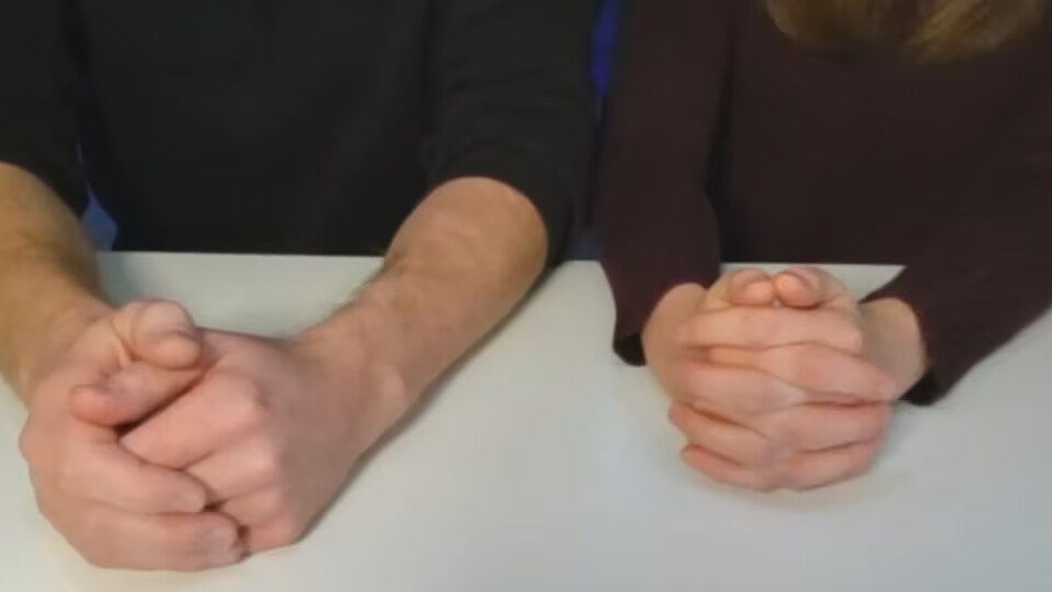 Les mains d'un homme et d'une femme.