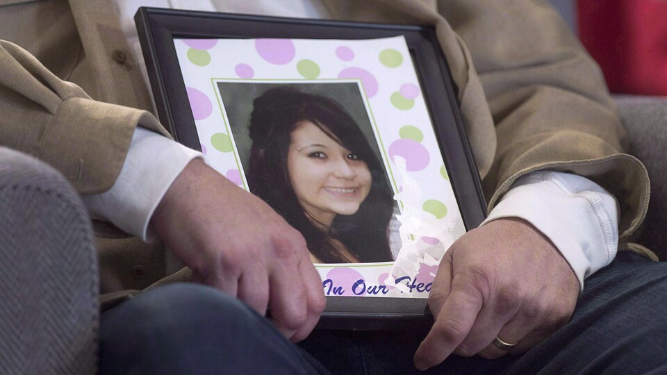 Fred Fillier tient une photo de sa fille, Hilary Bonnell, tuée en 2009 à l'âge de 16 ans dans la communauté de Burnt Church, au Nouveau-Brunswick. 