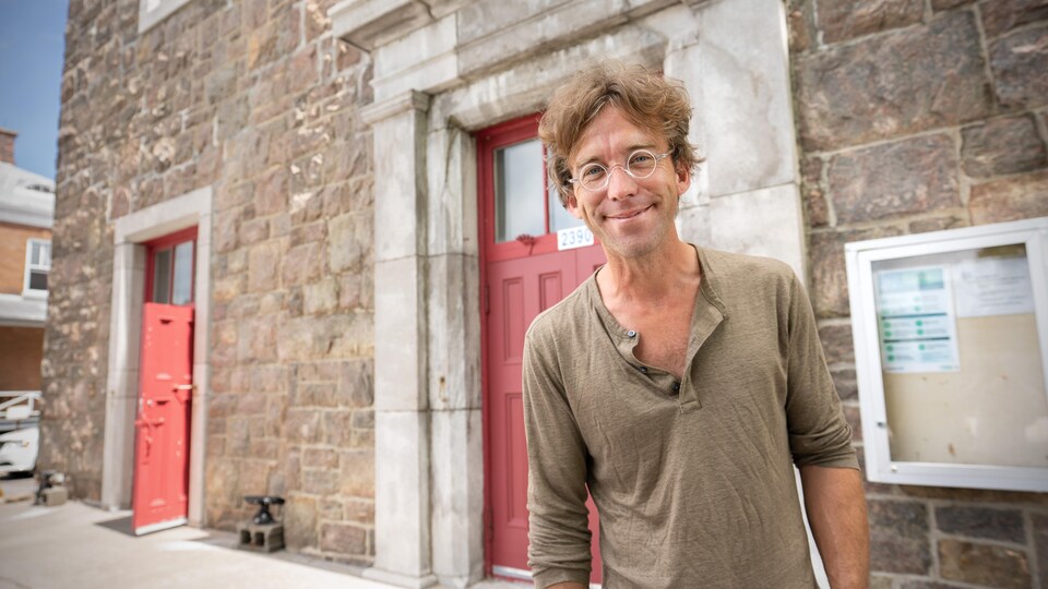 Portrait d'un homme devant les portes d'une église