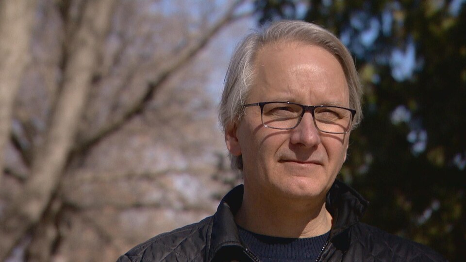 Portrait du professeur de sciences politiques à l'Université de l'Alberta, Fédéric Boily, à l'extérieur.