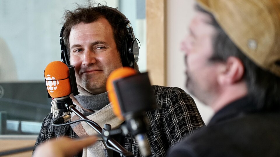 Frédéric Lagacé et Damien Robitaille sont chacun derrière un micro de radio pendant une entrevue.                  