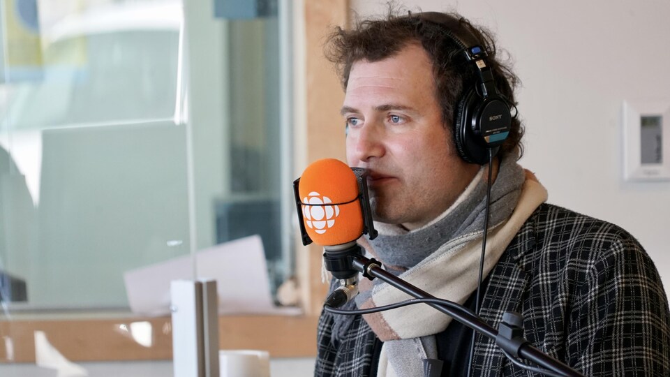 Frédéric Lagacé au micro de Radio-Canada.              