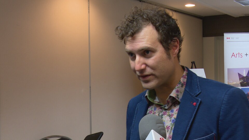 Frédéric Lagacé répondant aux questions des journalistes hors-champs