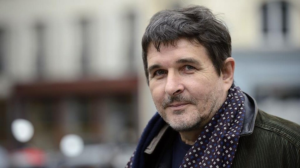 Portrait de Frédéric Pajak qui porte une courte barbe.